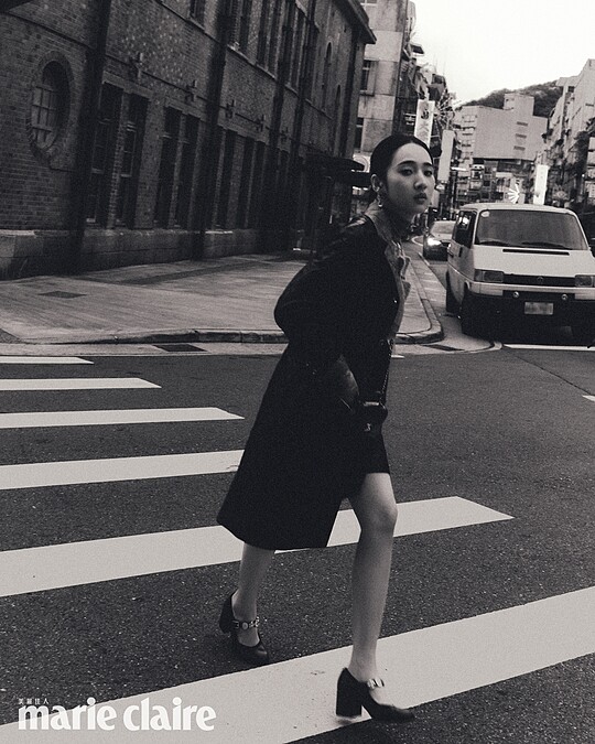 黑色菱格紋皮革長大衣、黑色菱格紋皮革及膝裙、紅色蝴蝶結領飾上衣、服飾珠寶配件、包款、鞋履,all by CHANEL。