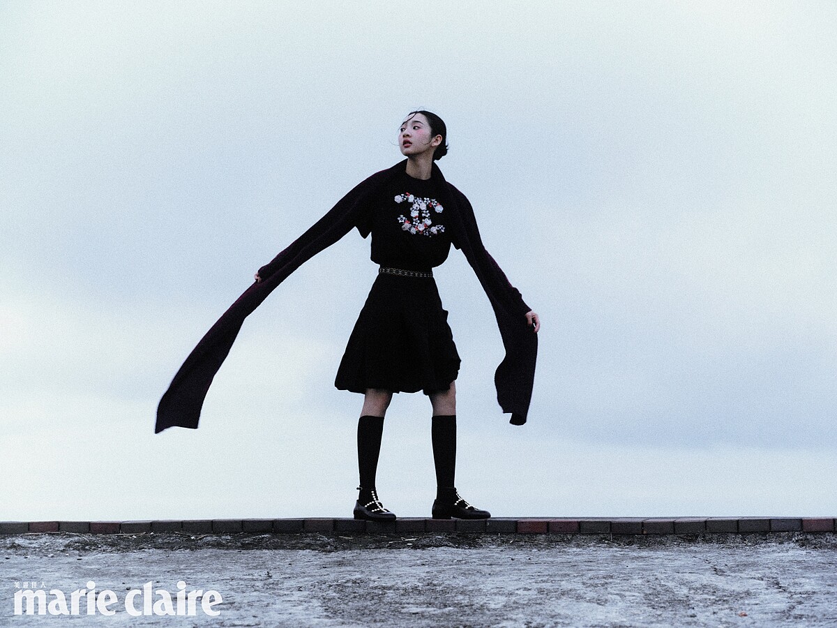 雙C LOGO刺繡連身裙、酒紅色喀什米爾上衣、圍巾、絲質及膝襪、服飾珠寶配件、鞋履,all by CHANEL。