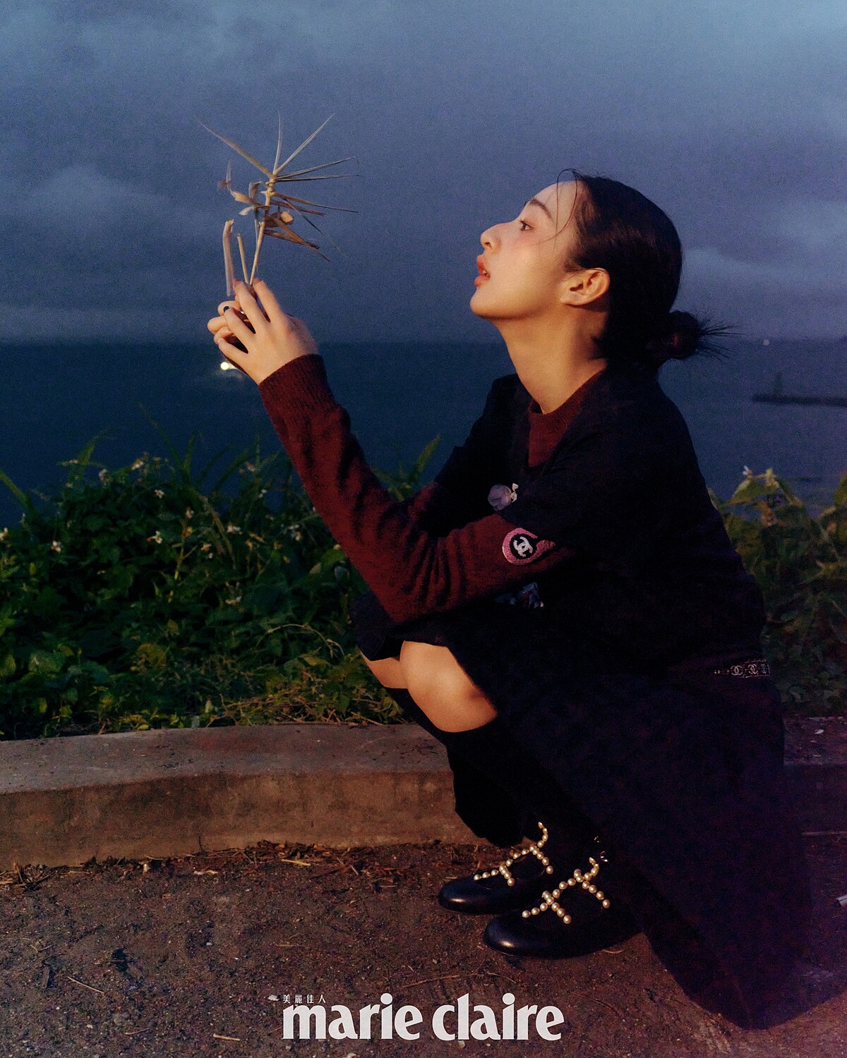 雙C LOGO刺繡連身裙、酒紅色喀什米爾上衣、圍巾、絲質及膝襪、服飾珠寶配件、鞋履,all by CHANEL。