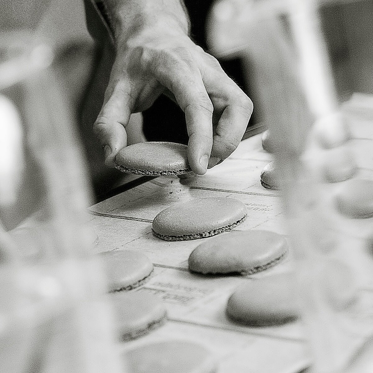 他認為小缺陷反而讓甜點展現了生命力。