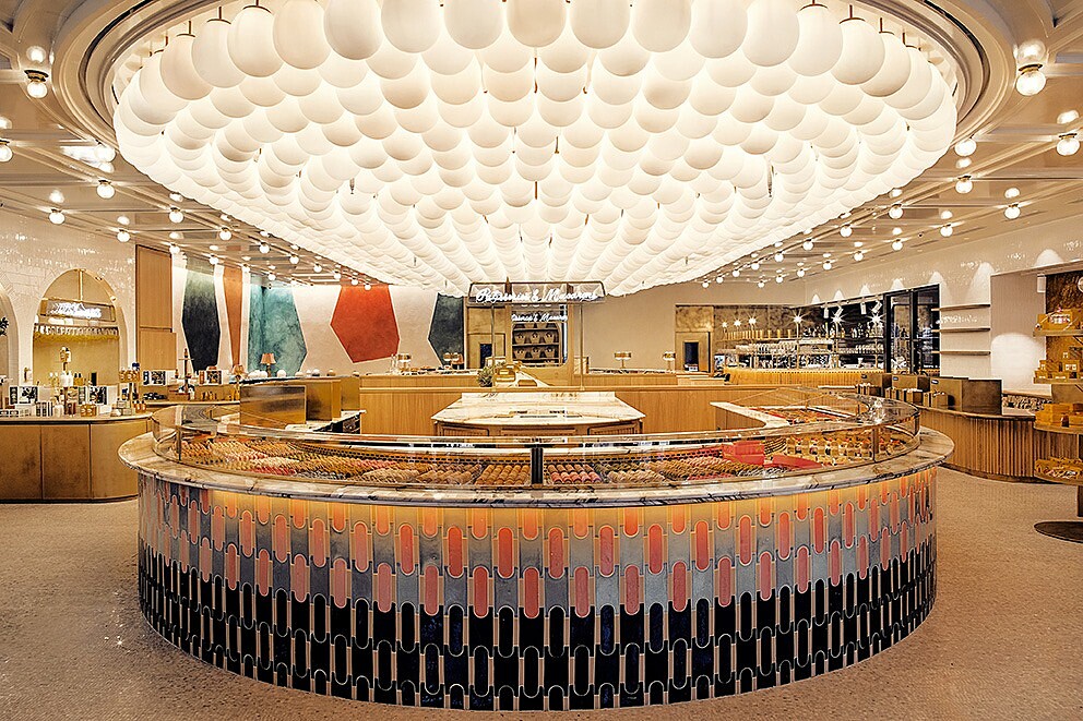 將高級時尚的概念引入甜點，其空間也打造得精緻高奢氛圍。