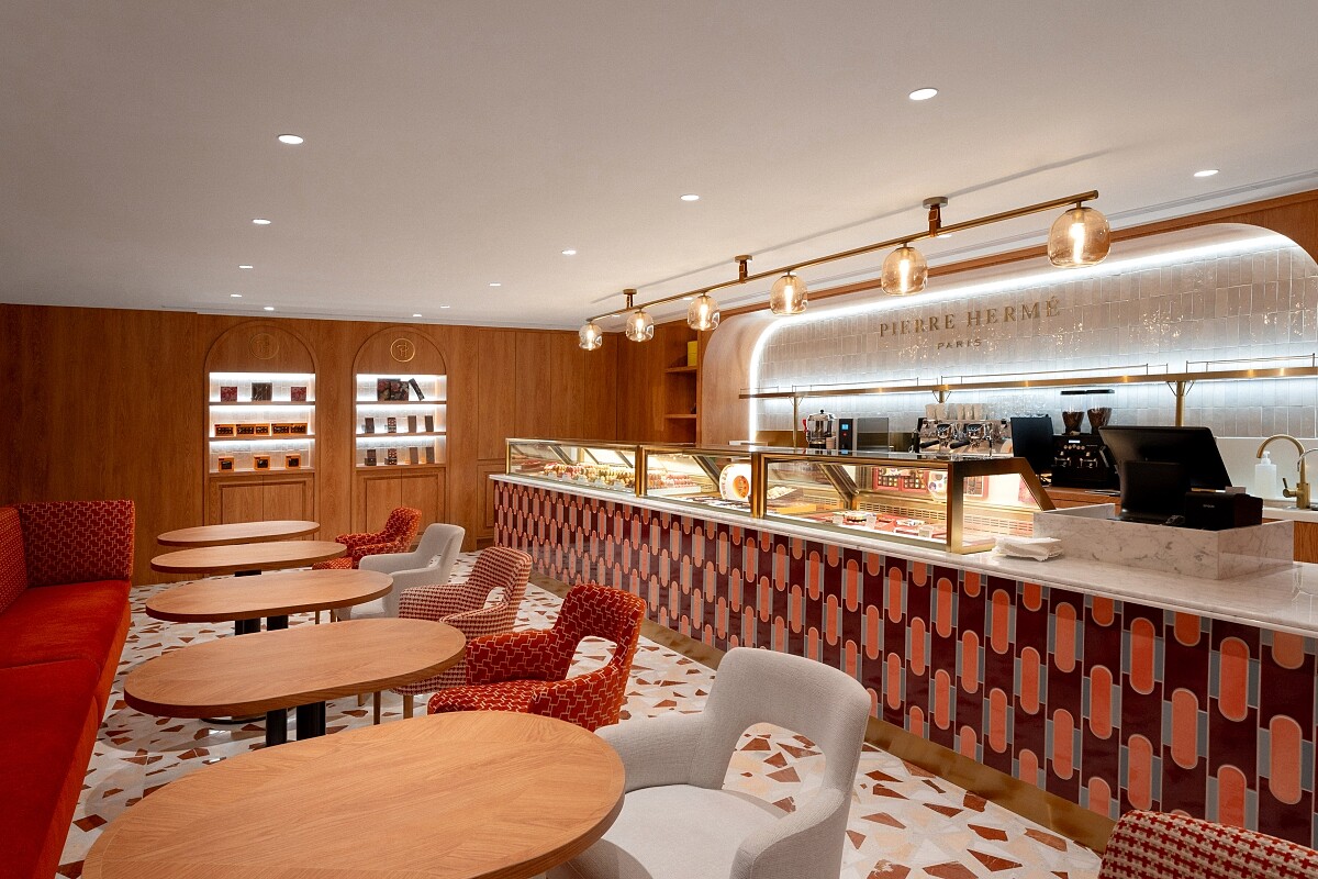 台北店以品牌一貫的義大利灰白磚為基調，搭配雕刻白大理石工作檯面和三色彩釉磚拼貼出的繽紛圖案。