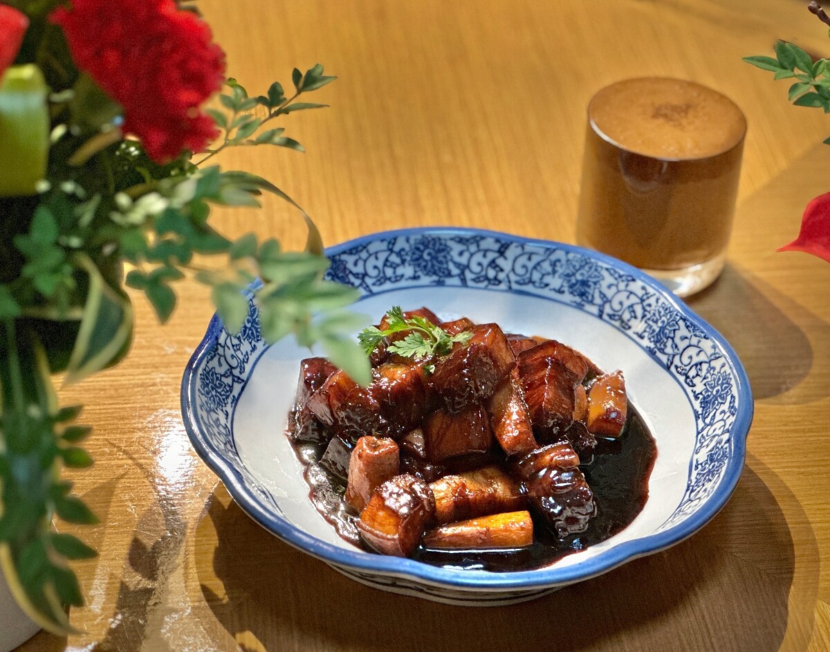 「筍尖紅燒肉」功夫料理，適合佐搭糖與果乾系主題調飲。