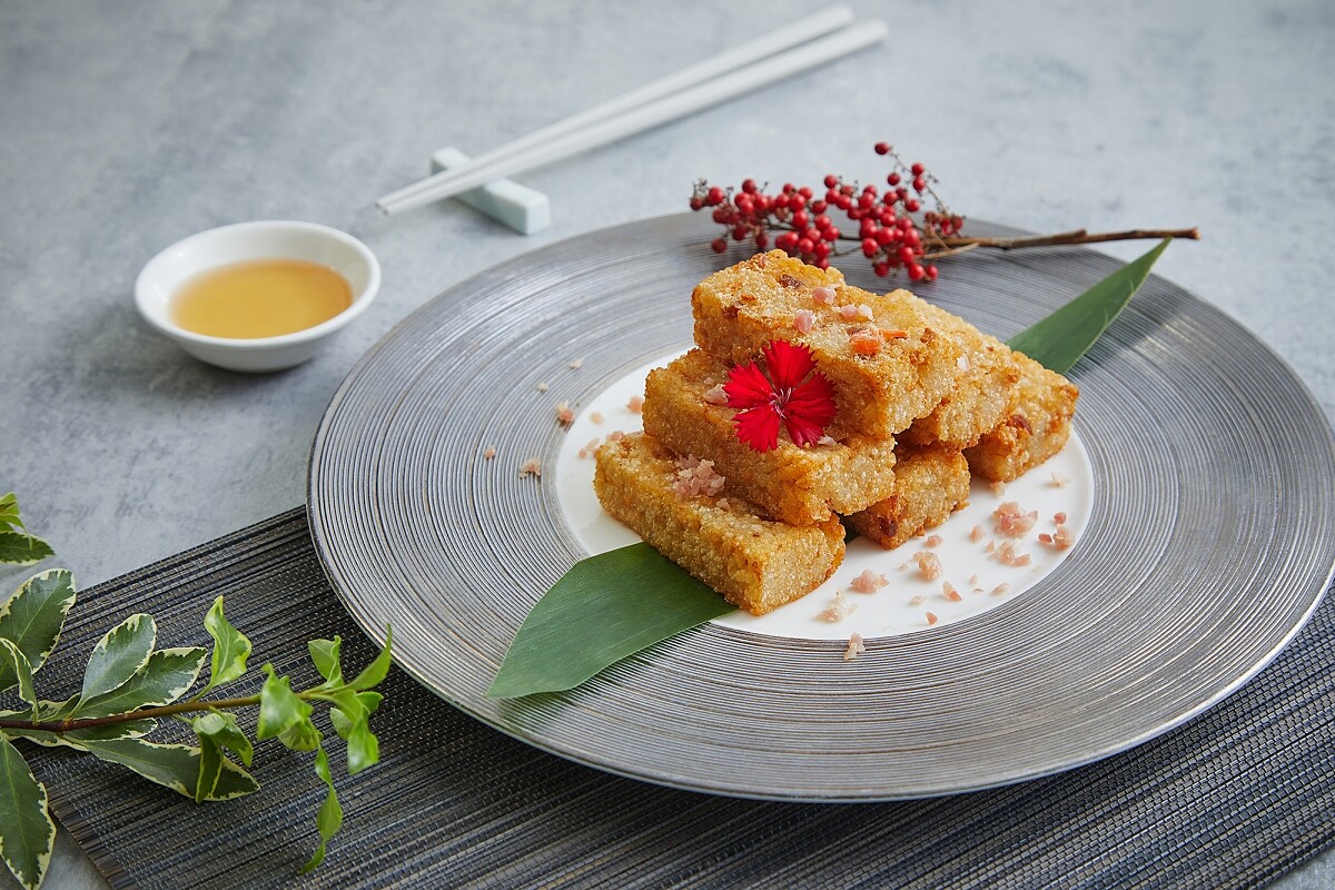「上海粢飯條」外層酥香內層糯口的金黃粢飯條，以火腿包覆冷白米飯及瑤柱入鍋油炸而成，是老上海人餐桌上的風格早點。