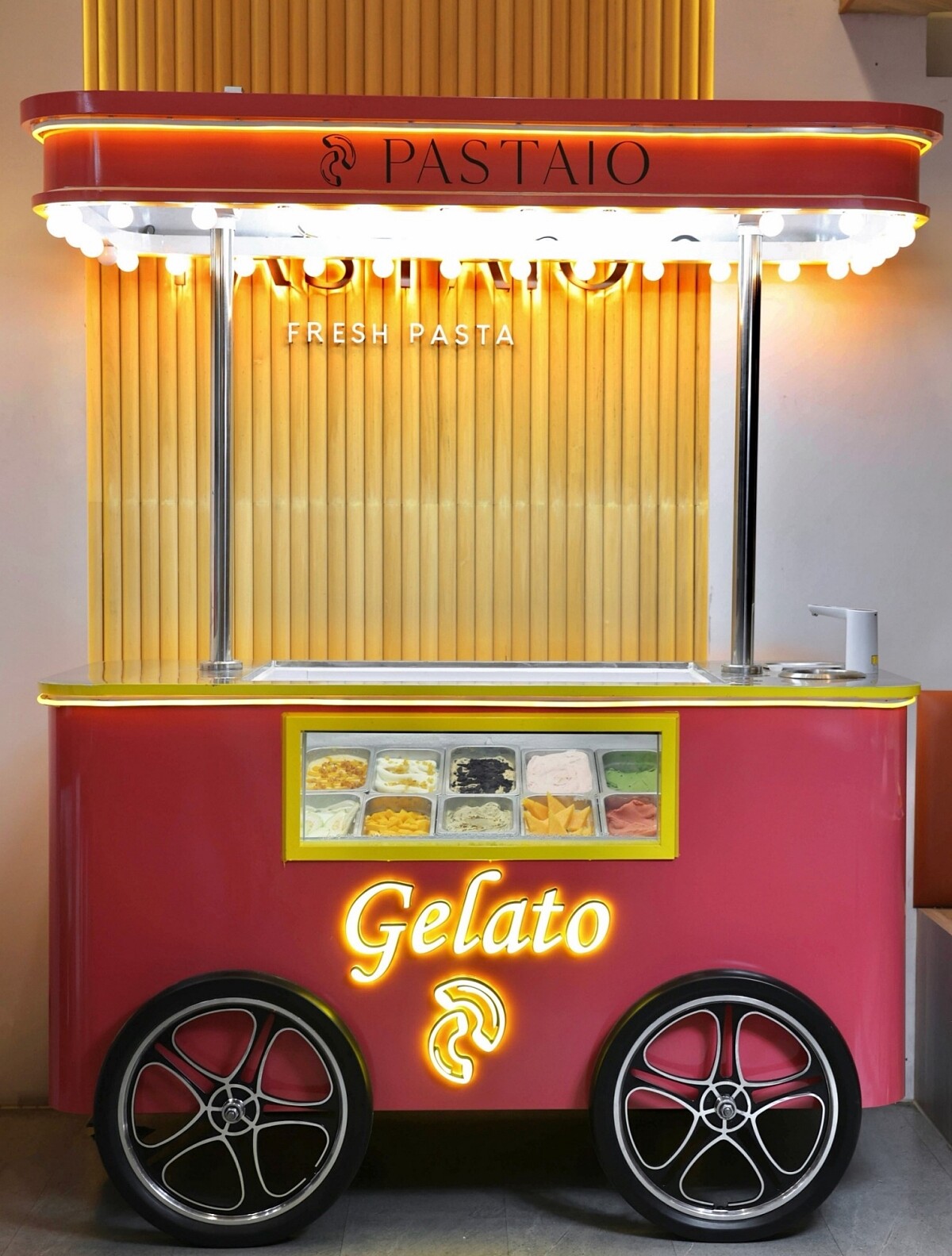 內湖店打造了一台「義式冰淇淋餐車」。