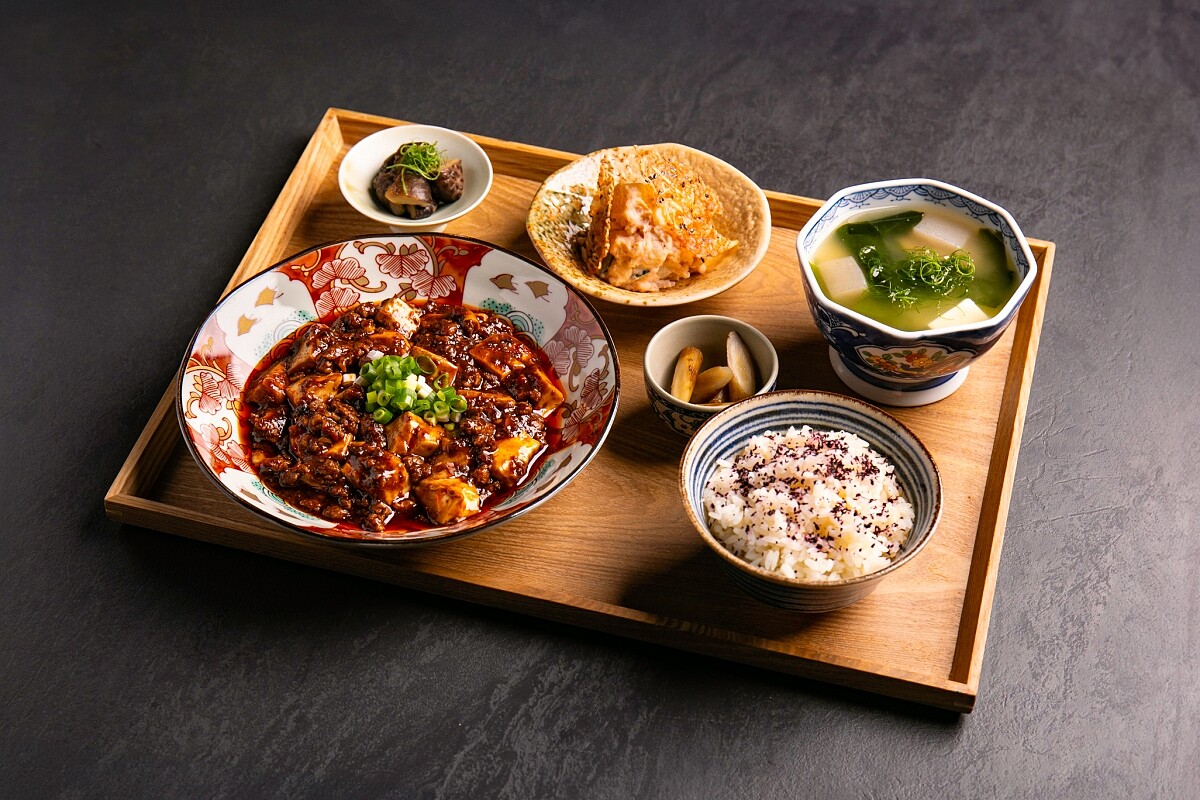 「inari現代居酒屋」即日起推出午餐定食。