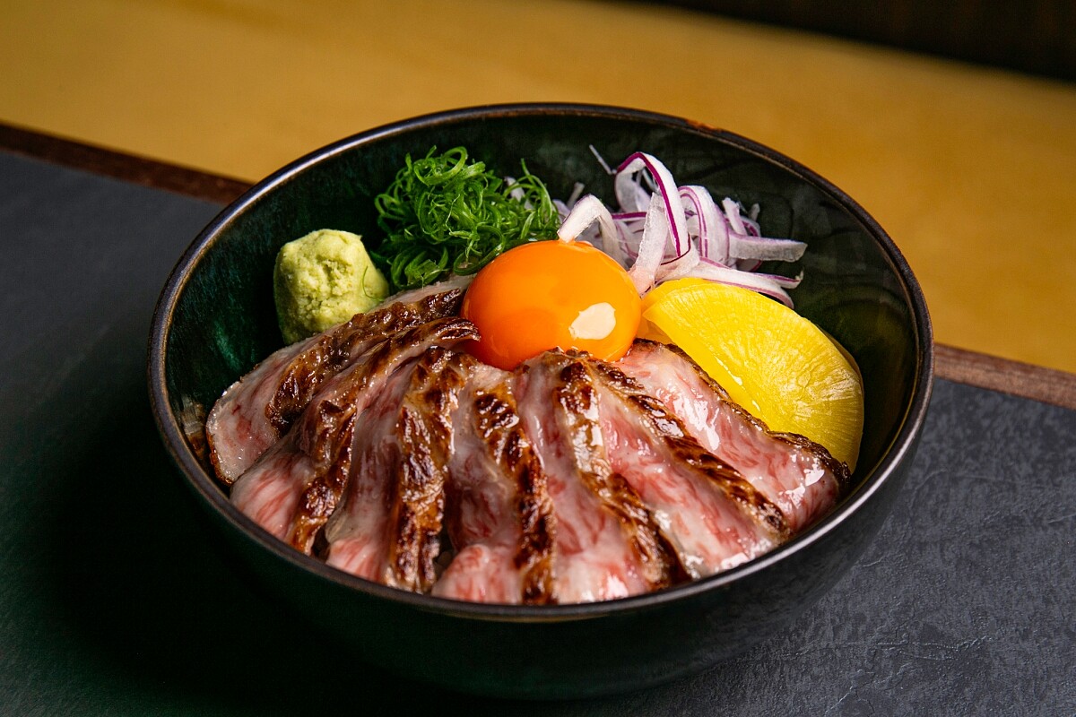 每日限量供應的「A5 和牛月見丼」。