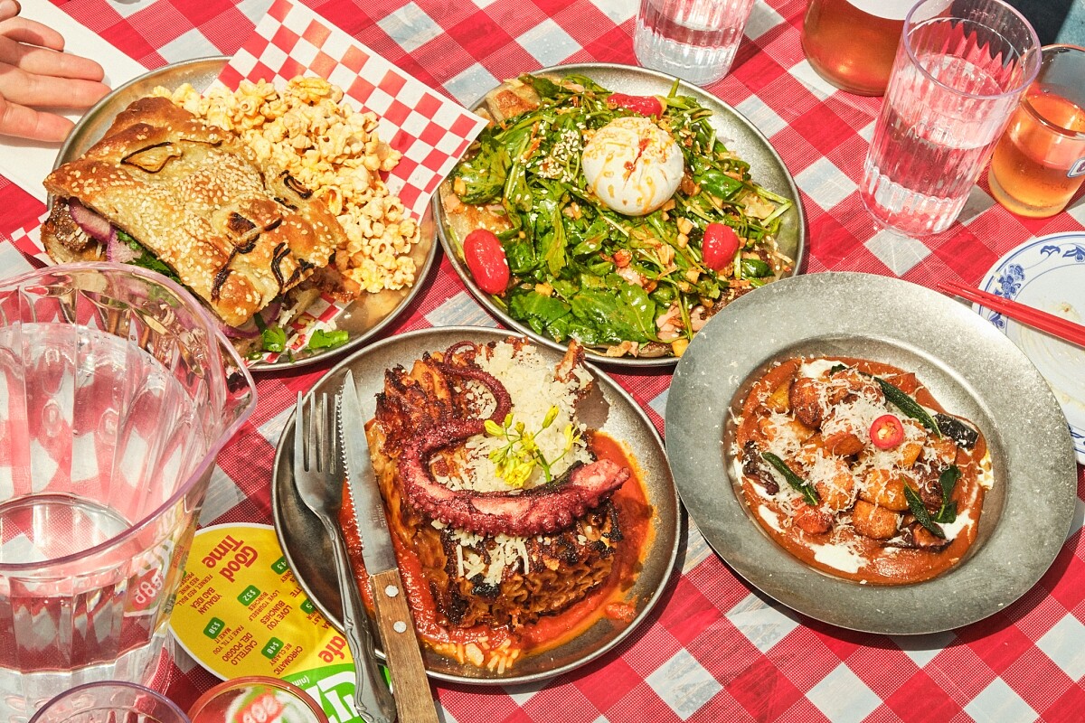 快閃餐會「YI DA LI易大力」是由 Eric 提出從「如果義大利有自己的熱炒店會是什麼樣子？」的疑問出發。