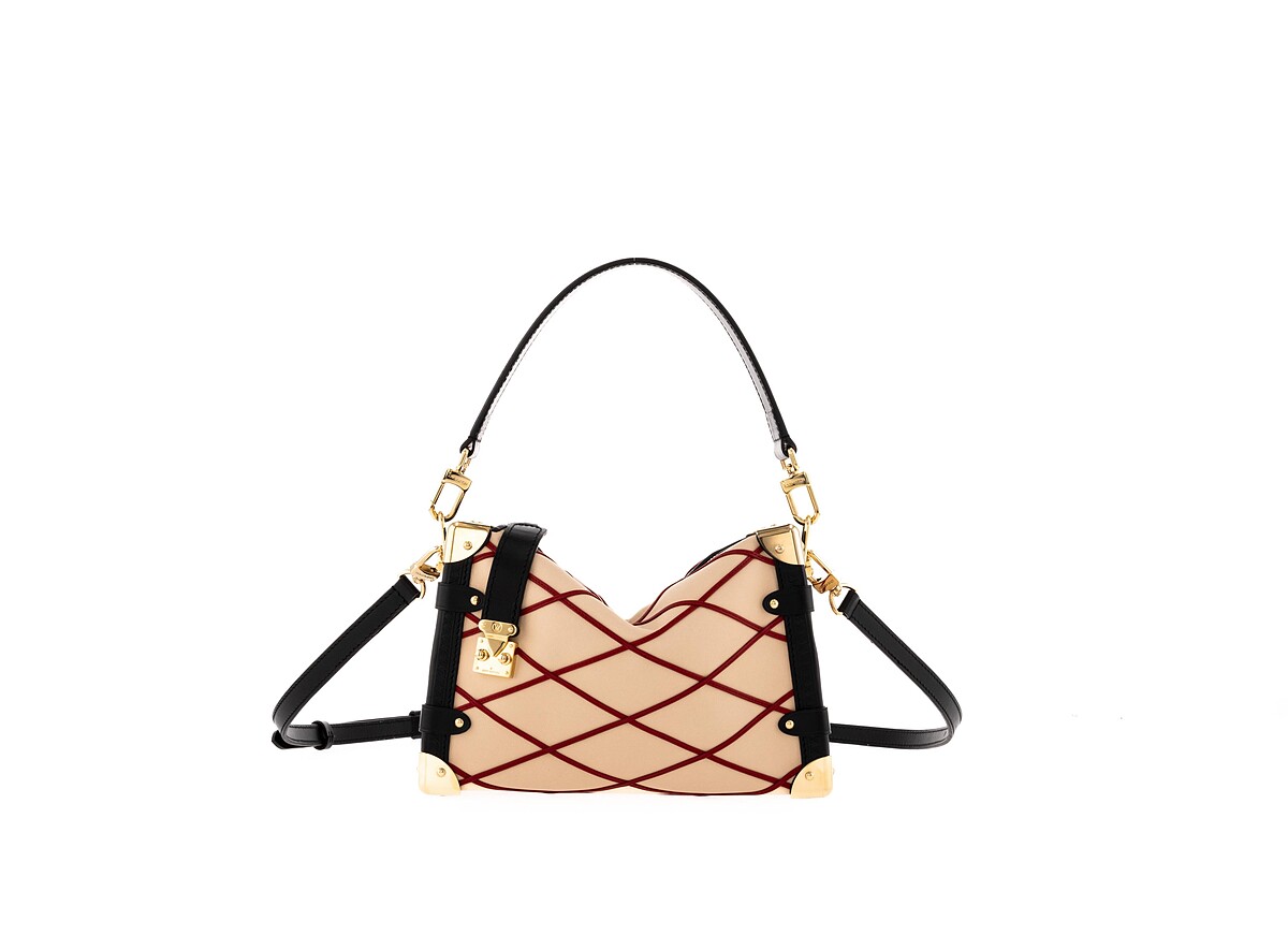 這款Side Trunk 包款由創意總監 Nicolas Ghesqui&egrave;re 精心打造，並綴以皮革飾邊，重現路易威登傳統硬箱的製作工藝。皮革拉鏈頭搭配標誌性S-lock鎖扣及加固金屬護角，締造獨一無二的矚目造型，而頂端的寬闊手柄及纖幼皮革肩帶則同樣採用可拆式設計。