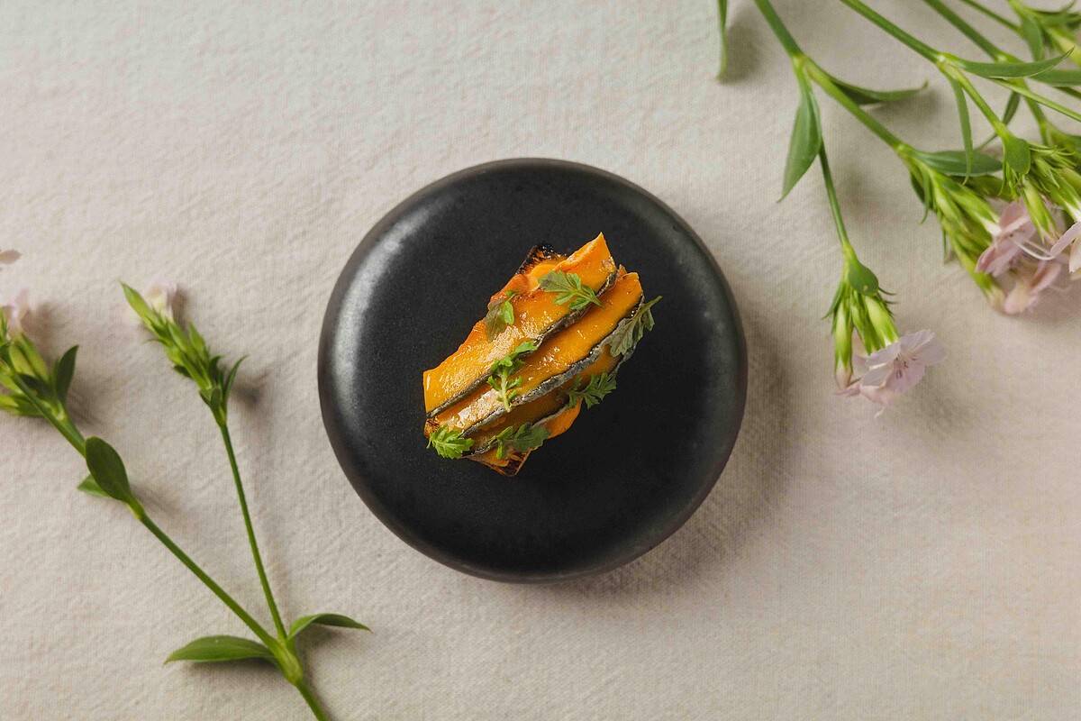 「南瓜、海膽、燈籠果」-烤至鬆軟的布里歐麵包與新鮮海膽和發酵燈籠果泥相結合。布里歐麵包的黃油香氣和柔軟口感，搭配海膽的鮮甜與燈籠果的酸，層次豐富，味覺平衡，帶來獨特的美食體驗。