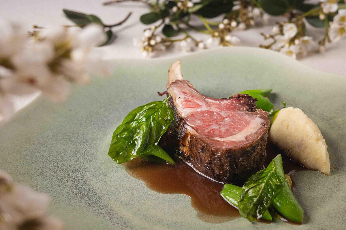 「羊排、白花菜、橄欖」-主廚特別選用來自紐西蘭高地的帶骨里肌和羊羊排，和羊質地細嫩，直火碳烤後，外層香酥，內裡嫩滑，每一口都能感受到鮮美和細膩。羊肉高湯與橄欖油熬製的醬汁深邃濃郁，為羊排增添了豐富的風味層次。白花菜的清爽、青豆的甜美和炸羅勒葉的草本香氣，為菜品增添了多樣的口感和香氣。橄欖酸豆泥作為點睛之筆，帶來鹹香與微酸的獨特風味，使每一口都充滿驚喜。這道菜在視覺和味覺上都達到了完美的平衡，為食客帶來極致的味覺享受。