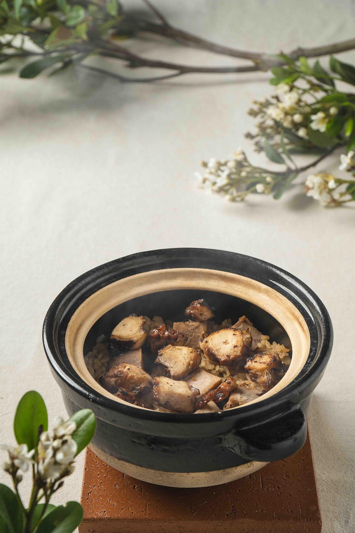 樂埔町招牌「土鍋飯」-將多種食材的精華融合在一起，創造出一場豐富而層次分明的味覺盛宴。林龍星冠軍米在昆布高湯的滋潤下，充分吸收了章魚的鮮甜和芋頭的綿密甜香。豬油油蔥的濃郁香氣為米飯增添了深厚的底蘊，而章魚與芋頭的搭配，則帶來了豐富的口感變化。每一口都能感受到海洋的鮮味與大地的甜美。