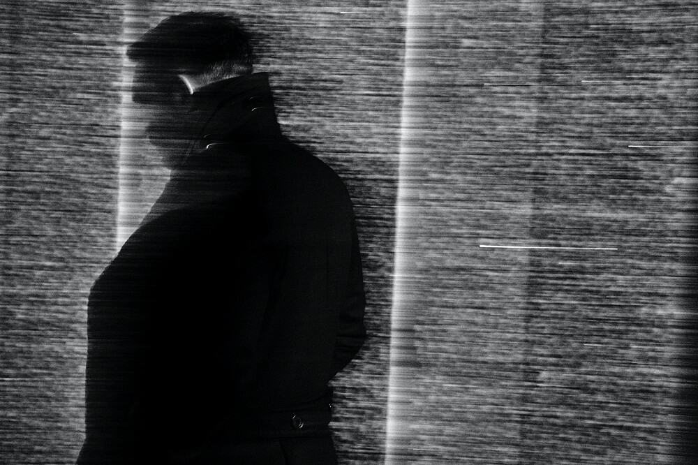 湯姆&middot;哈迪完美演繹絲柏與葡萄藤芳醇香水的神秘英倫氣息。