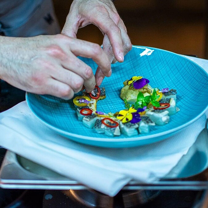 Leo 將依循以往所累積的技法與思維,讓大家在簡約美感與滋味層次中感受料理的魅力。