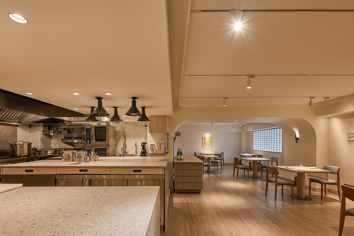 NOBUO 舒適寬闊的用餐空間。