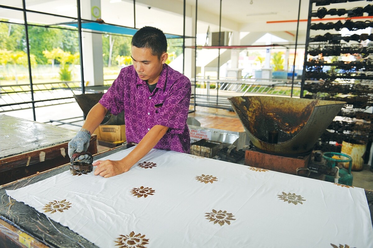 喜愛手工藝的朋友現場還能親自參與蠟染繪畫。