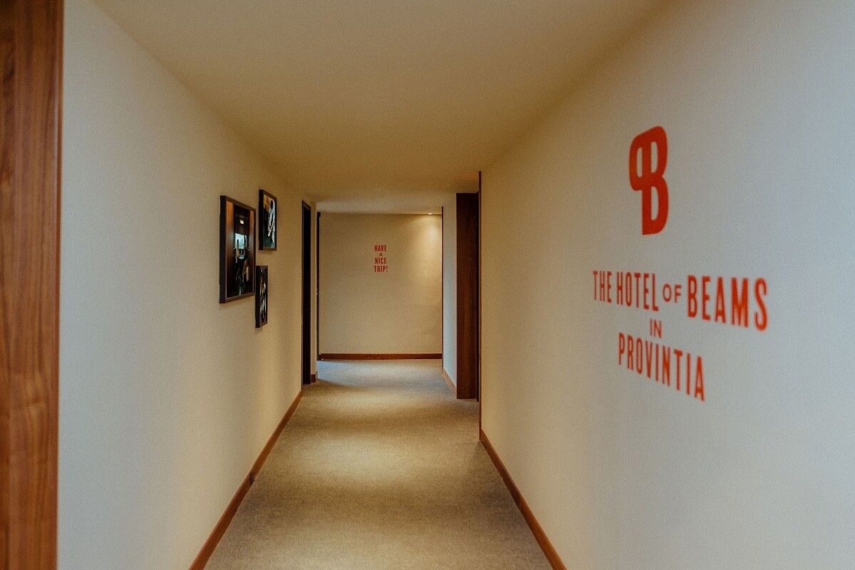 主視覺以「BEAMS」企業品牌的橘色為主調。