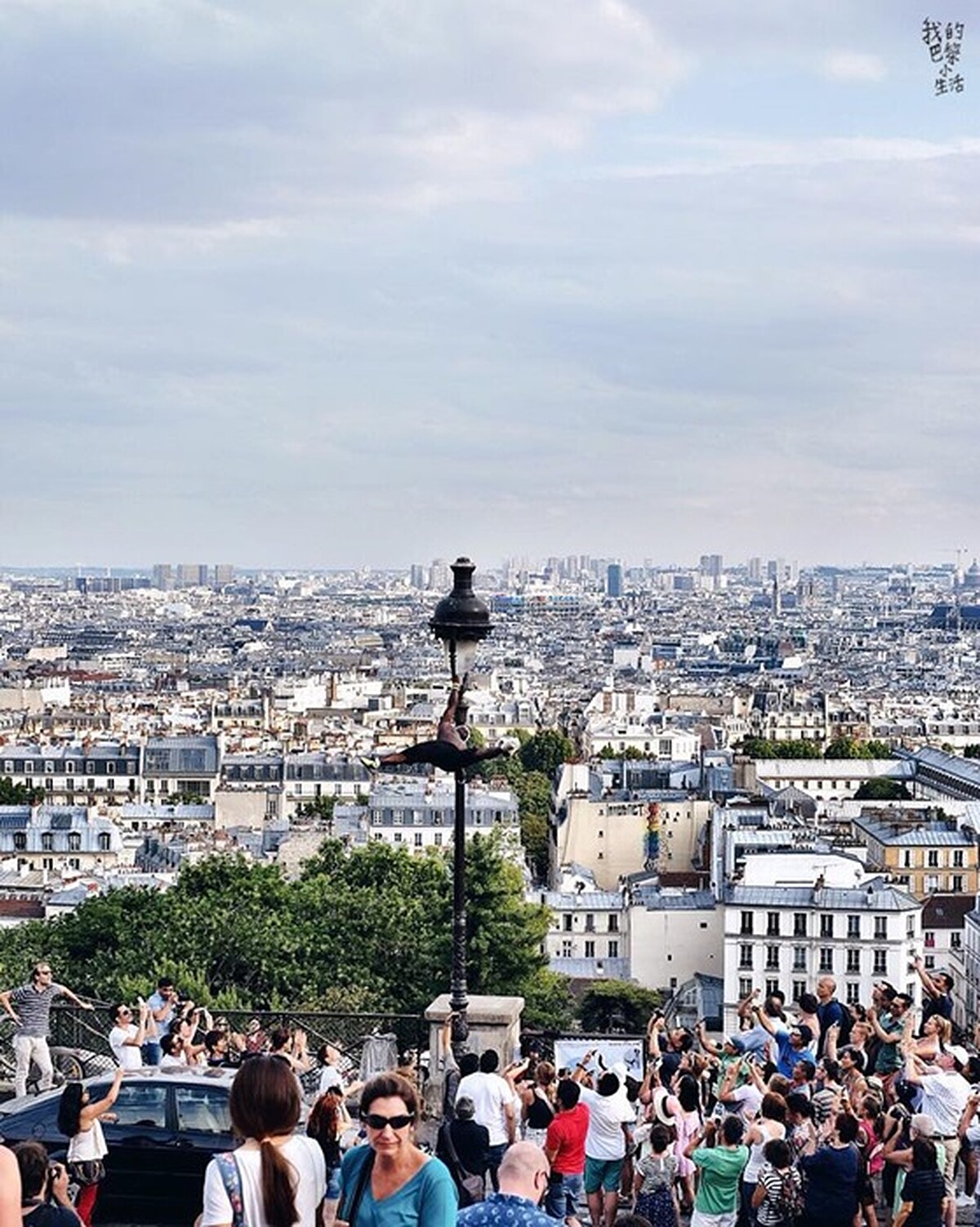 蒙馬特的巴黎俯瞰照，這裡時常會有街頭表演