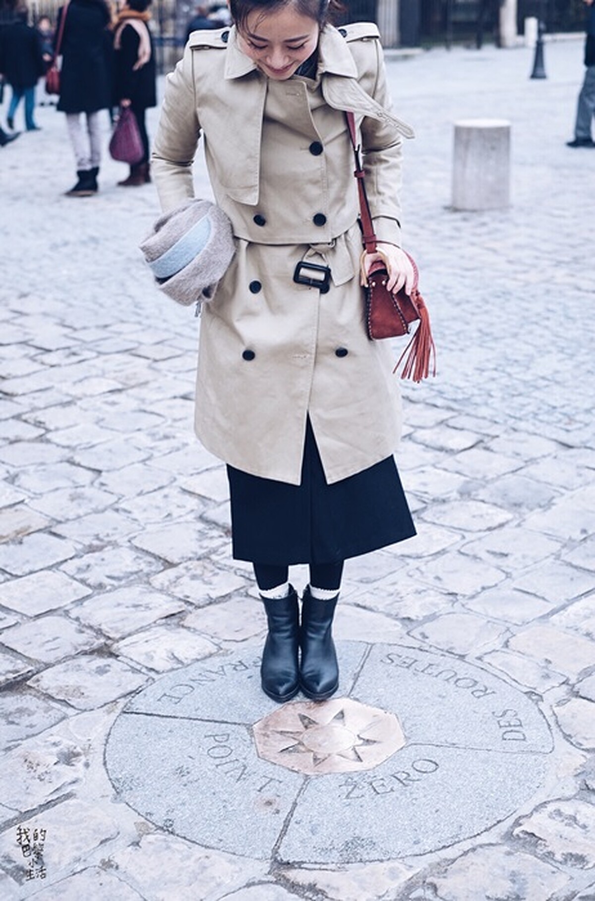 聖母院前的巴黎原點，傳說有來這裡踩點的話就會再次回到這個城市，所以大家來巴黎不要忘掉順便來這裡踩一下