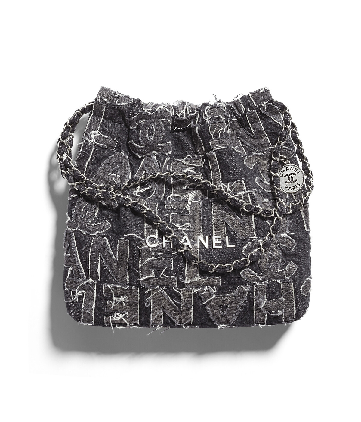 黑色丹寧CHANEL字樣22包 NTD192,900