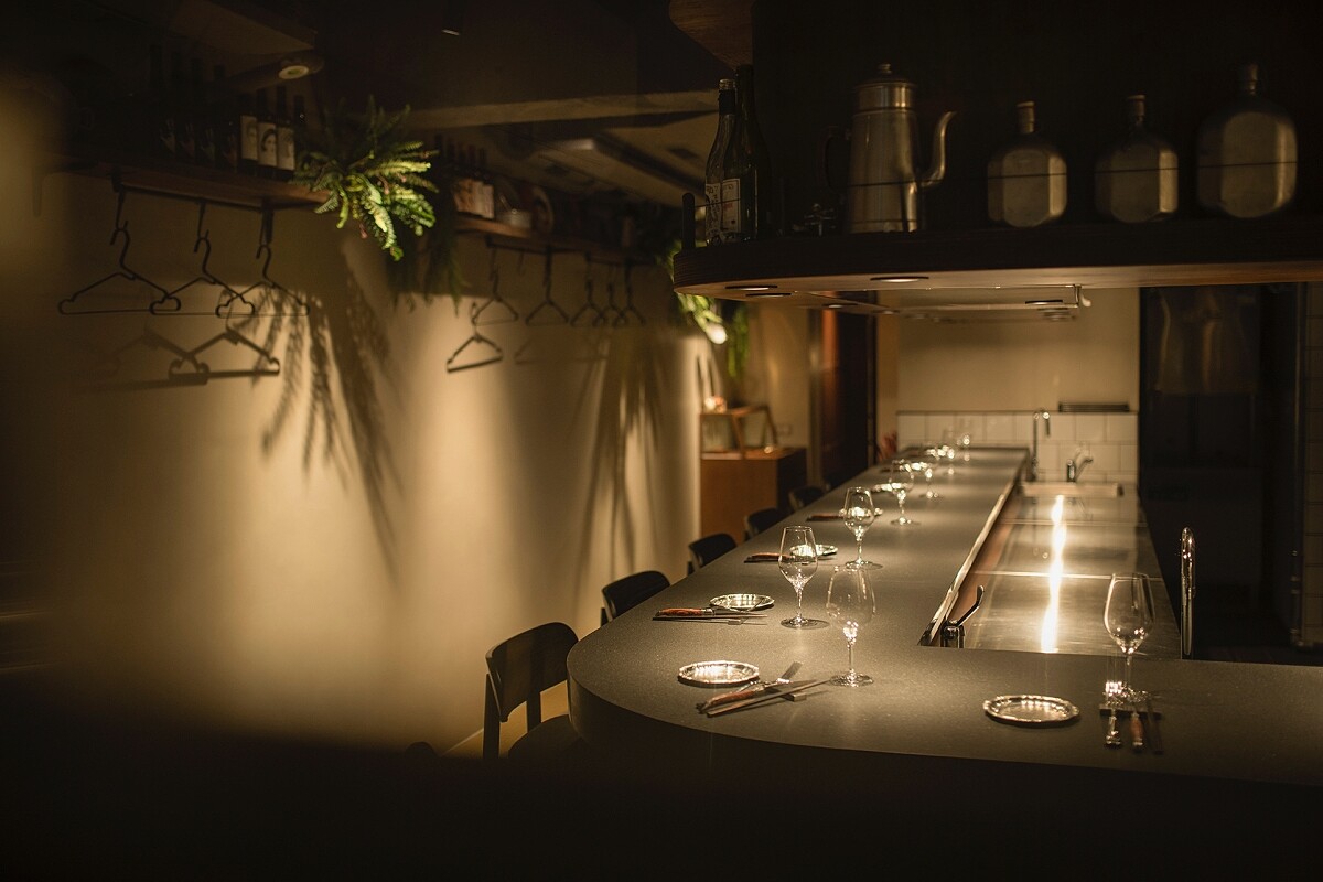 晚上營業的12席板前座位。