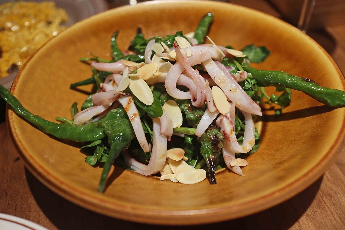 炙燒小卷佐青龍椒。