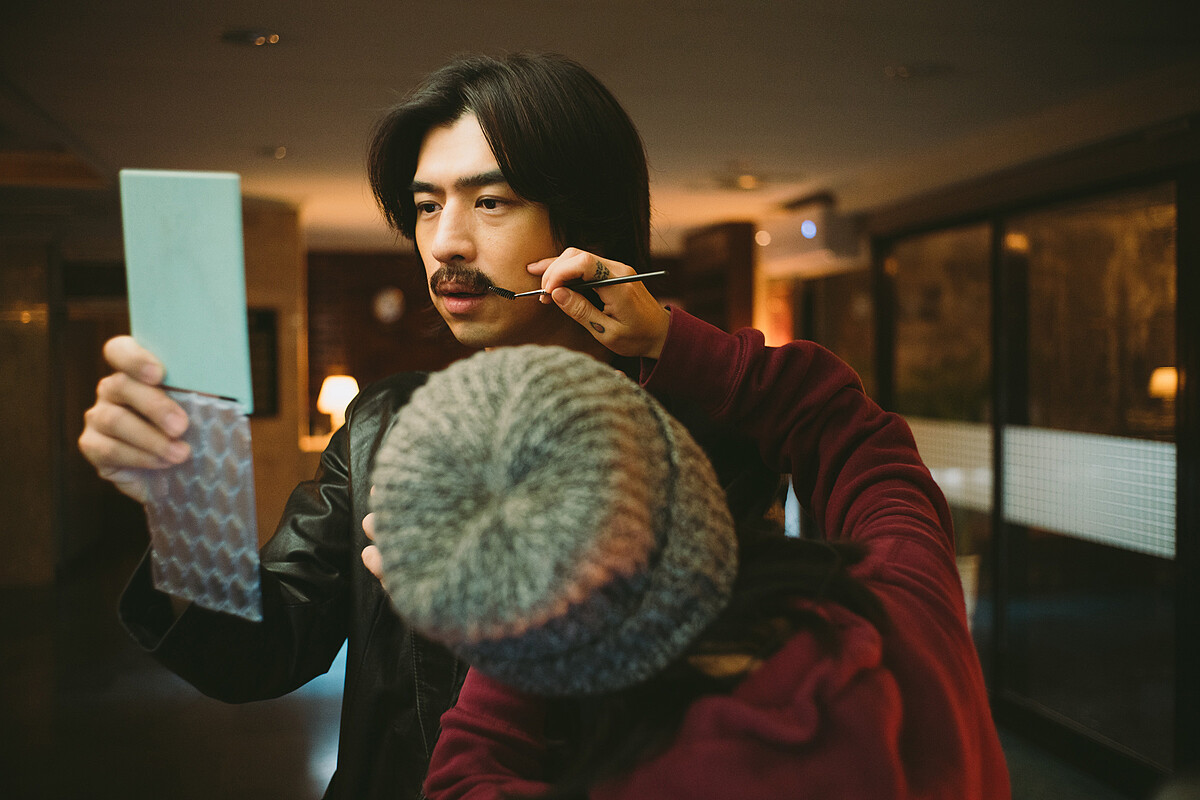 《鬼才之道》陳柏霖飾演的厲鬼經紀人Makoto要黏鬍子講話，常常講著鬍子就掉了笑場。