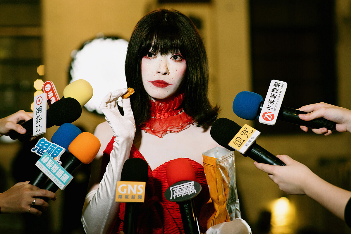 曾以《江湖無難事》榮獲台北電影獎最佳女配角獎的姚以緹，在電影《鬼才之道》飾演新生代女鬼天后「潔西卡」。