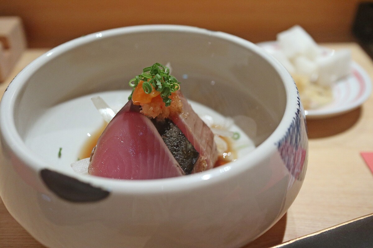 「鰹魚半敲燒」是源自日本高知縣的傳統料理。