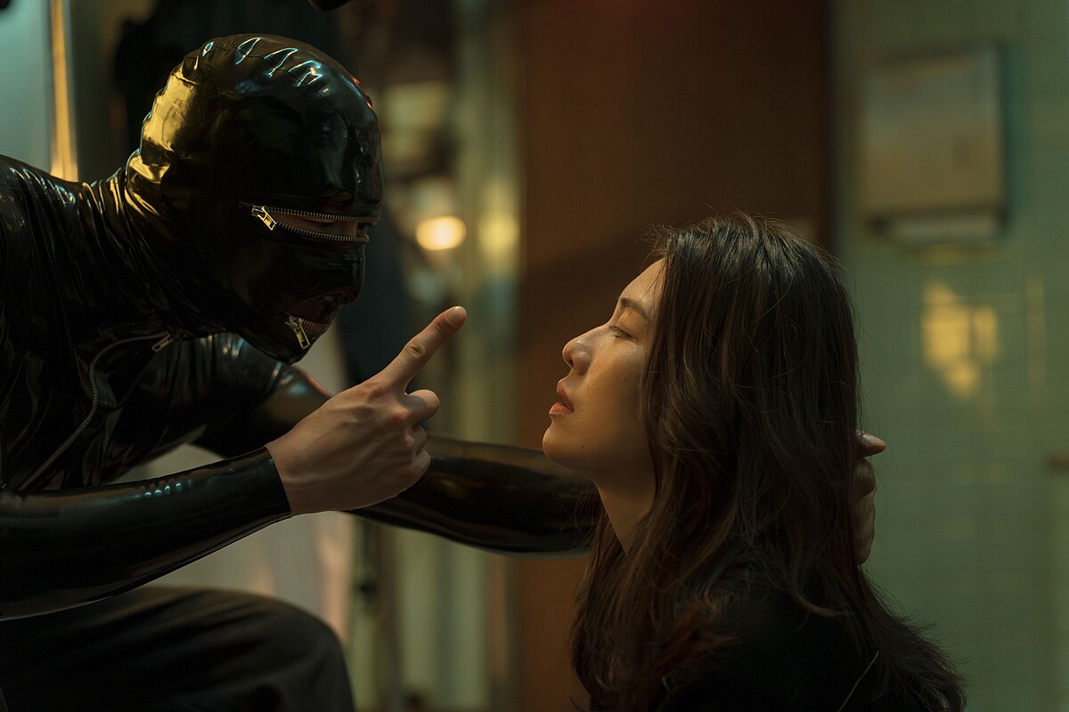 《破浪男女》柯煒林扮「uberdick」特殊造型超槍眼和梁湘華有激烈糾纏動作戲