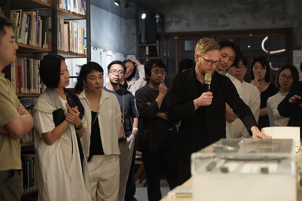 策展人Alexander Roth特地從德國飛來，並為大家介紹展覽內容。圖片來源：不只是圖書館。