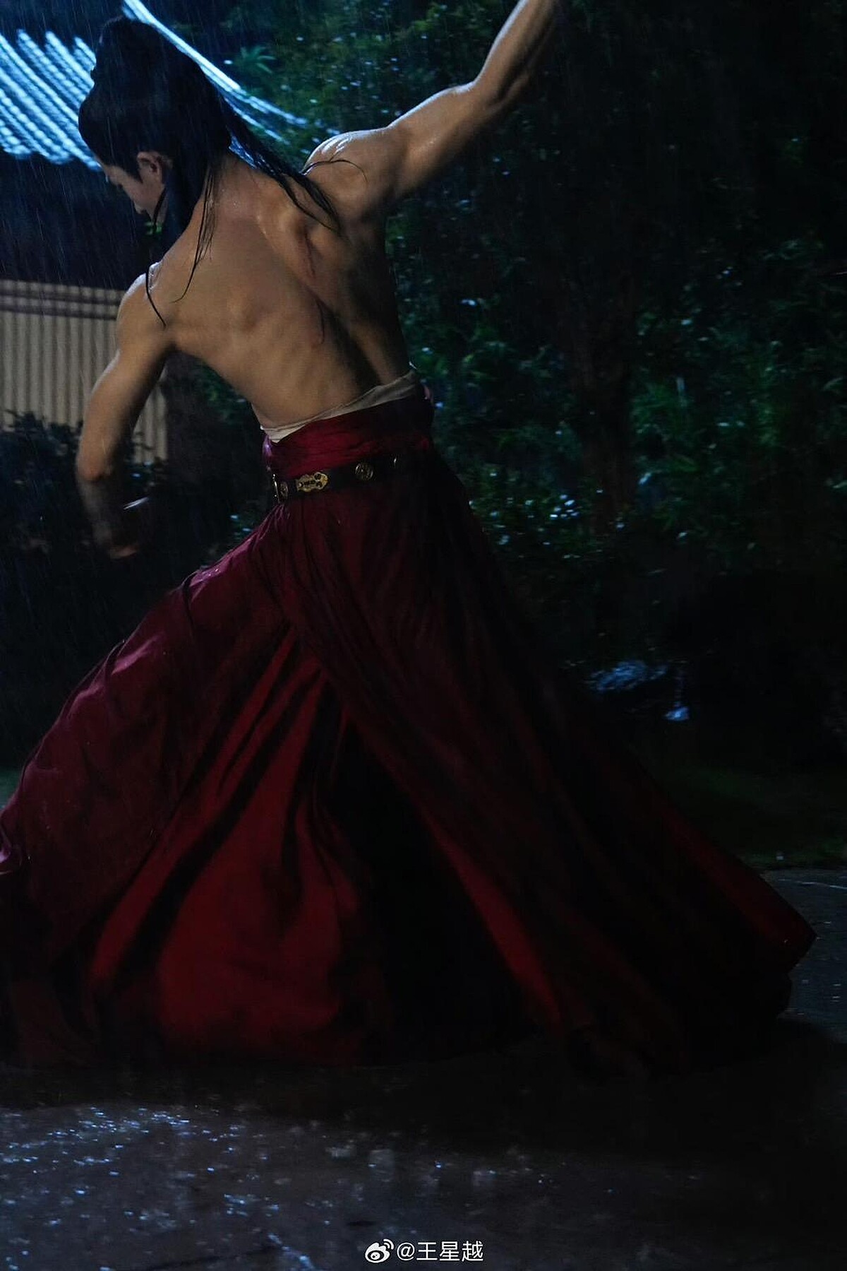 王星越秀精壯身材