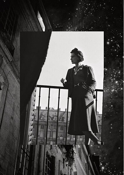 1937年於巴黎麗池酒店套房陽台上的嘉柏麗&middot;香奈兒，脖子上配戴Com&egrave;te項鍊。