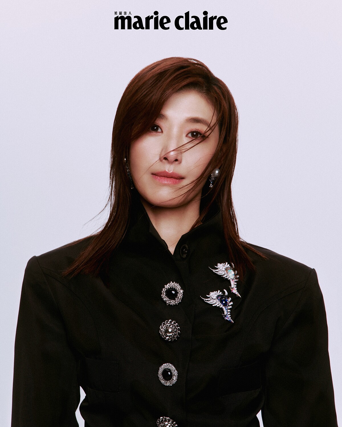 黑色鈕扣上衣，Louis Vuitton；頂級珠寶系列《Praise to the Sea》棘螺造型蛋白石胸針、棘螺造型胸針、漸藍層次南洋珍珠耳環，all by Mikimoto。