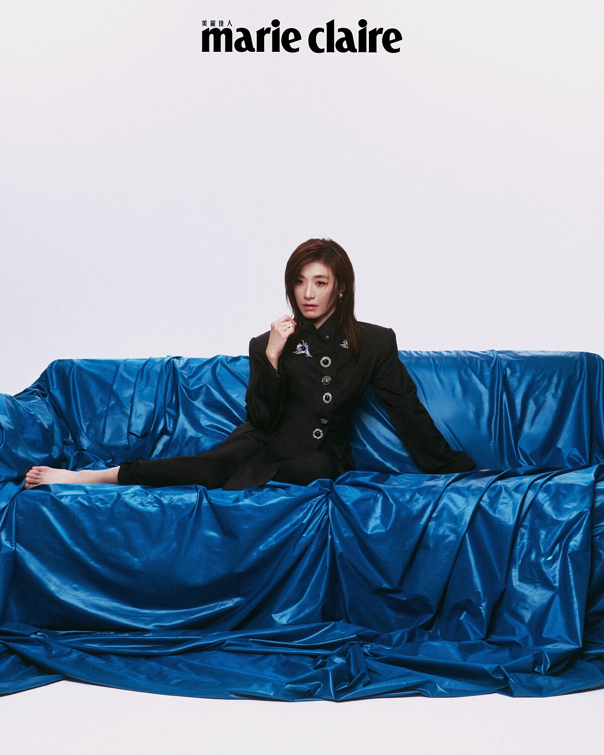 黑色鈕扣上衣、黑色西裝褲，both by Louis Vuitton；頂級珠寶系列《Praise to the Sea》棘螺造型蛋白石胸針、棘螺造型胸針、漸藍層次南洋珍珠耳環、Universe Elements系列南洋珍珠鑽戒，all by Mikimoto。