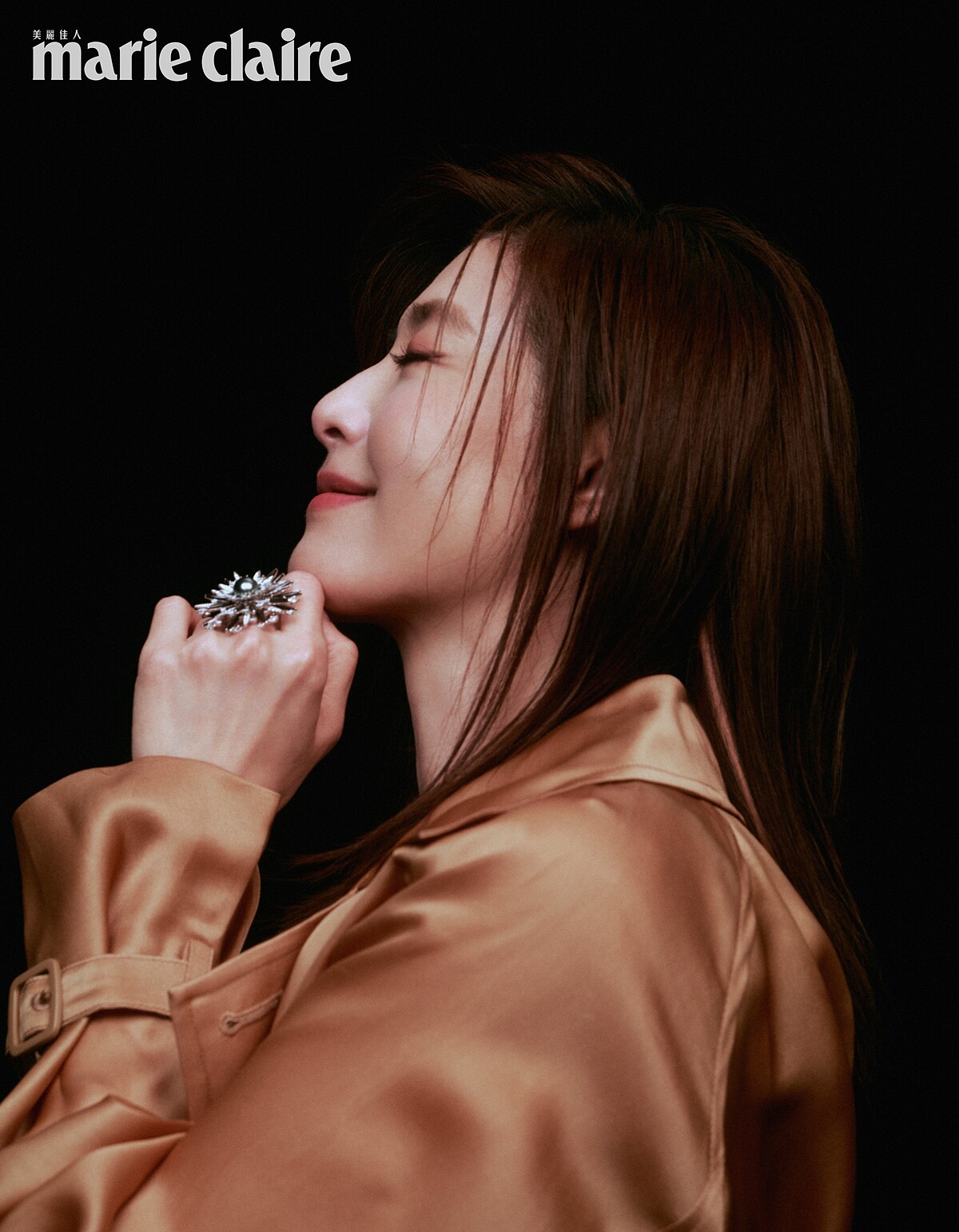 卡其色緞面風衣，Max Mara；頂級珠寶系列《Praise to the Sea》海膽造型黑珍珠鑽戒，Mikimoto。