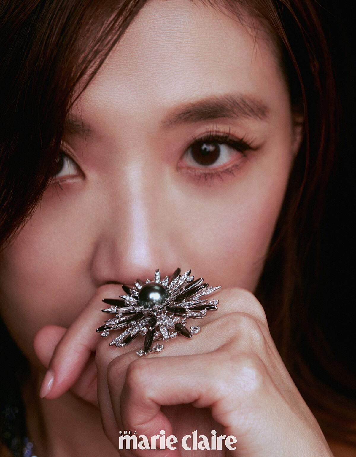 頂級珠寶系列《Praise to the Sea》海膽造型黑珍珠鑽戒、深入海洋鑽石彩寶項鍊，all by Mikimoto。