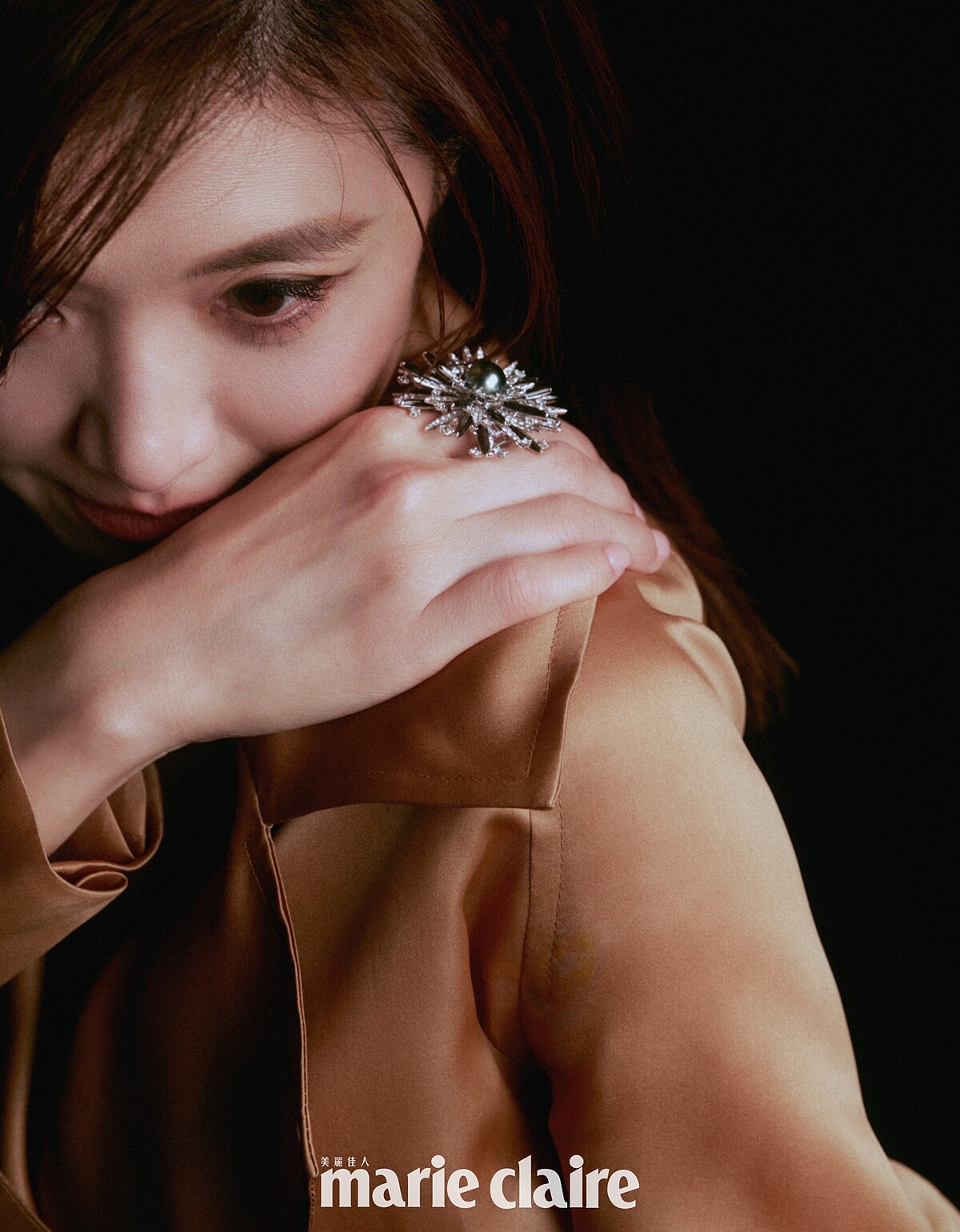 卡其色緞面風衣，Max Mara；頂級珠寶系列《Praise to the Sea》海膽造型黑珍珠鑽戒，Mikimoto。