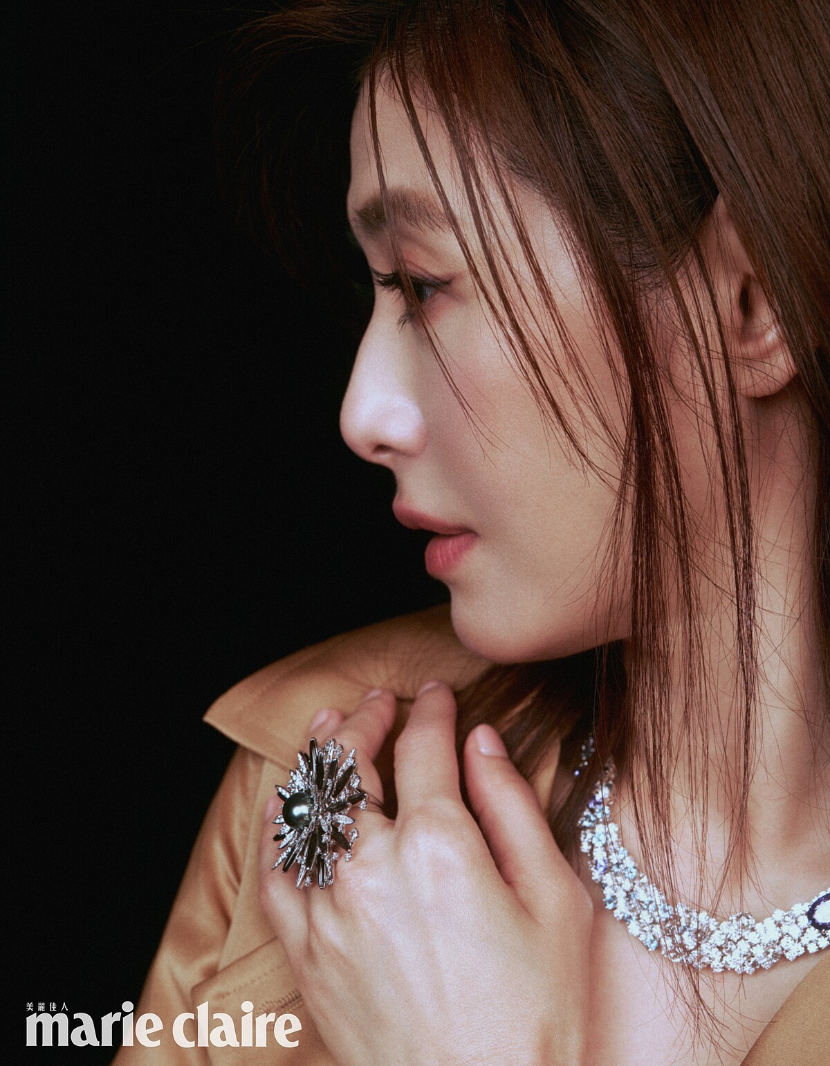 卡其色緞面風衣，Max Mara；頂級珠寶系列《Praise to the Sea》海膽造型黑珍珠鑽戒、深入海洋鑽石彩寶項鍊，all by Mikimoto。