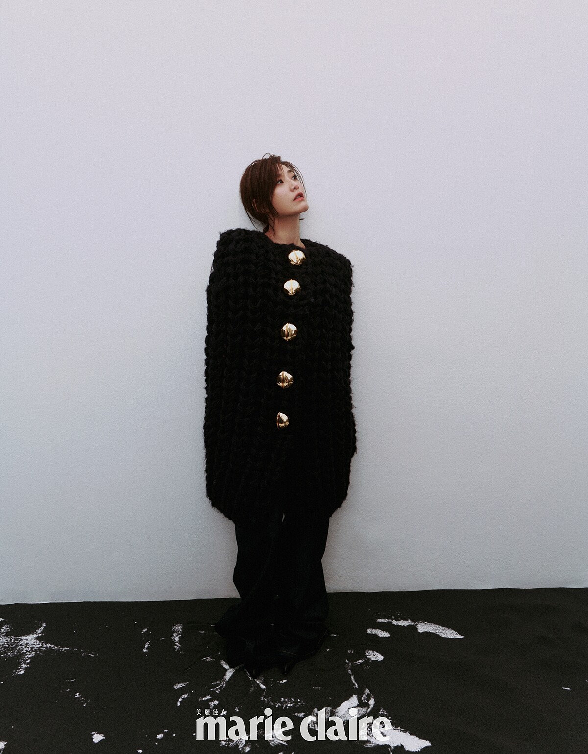 深藍色針織長罩衫、深藍色長褲，both by Loewe。