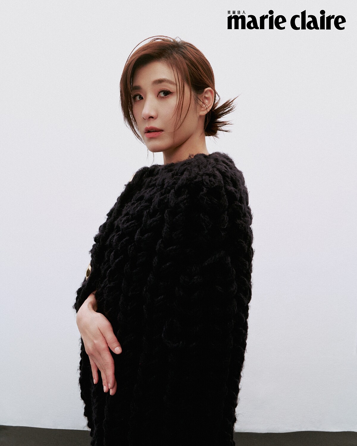 深藍色針織長罩衫，Loewe。