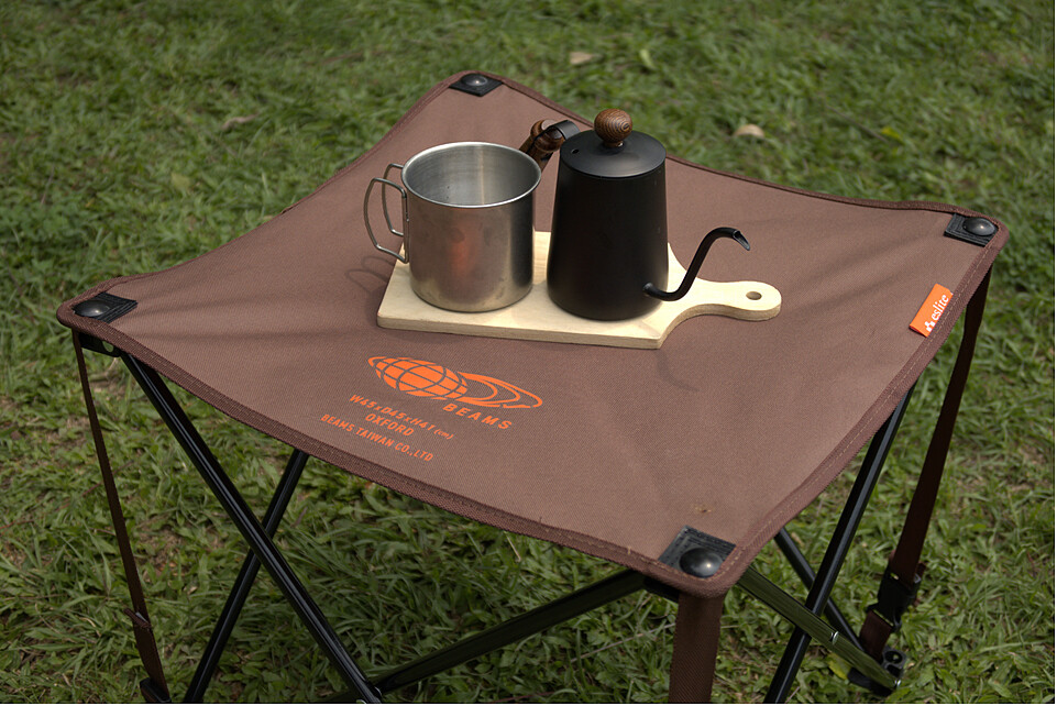 誠品生活與日本潮流時尚品牌BEAMS攜手推出年中慶滿額第二波好禮「納涼折疊桌」。圖/誠品生活 提供