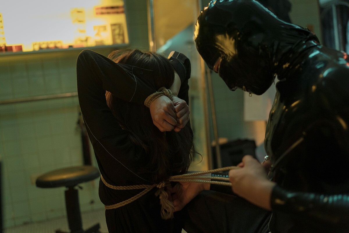 《破浪男女》梁湘華正被柯煒林飾演的uberdick繩縛調教