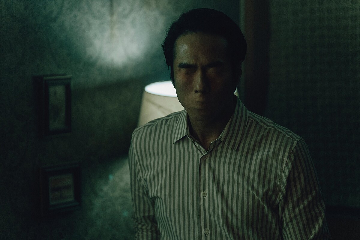 莊凱勛以無臉男詭譎模樣登場，出現在女兒夢境中。