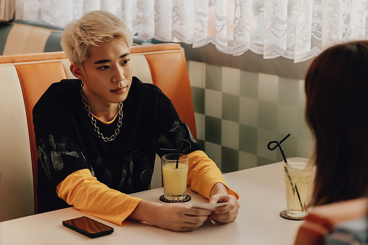 新一代男神黃信赫在《幸福房屋事件簿》染金髮造型，且有很多情緒沉重、難過的戲，自認是極大挑戰。