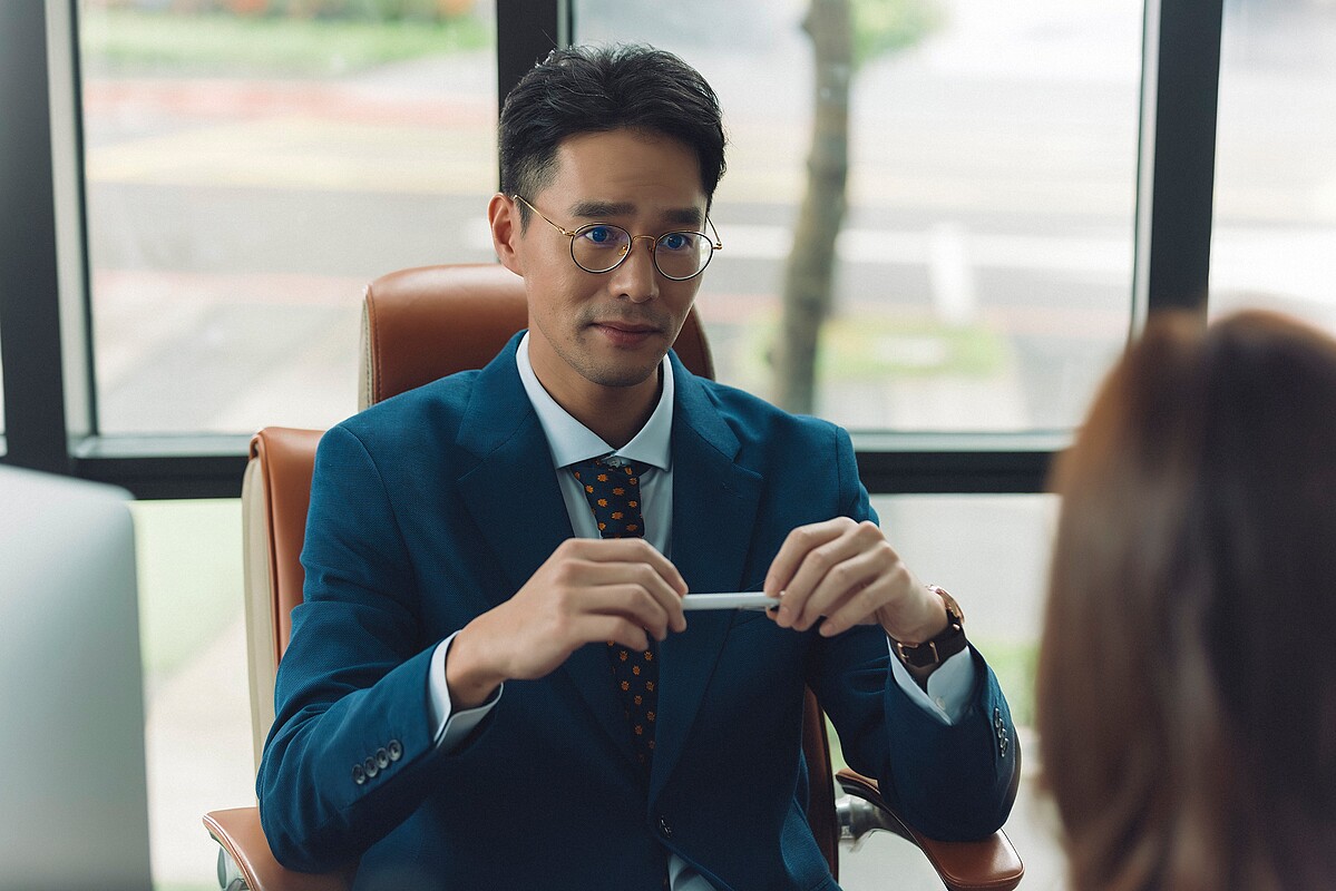 丁春誠在《幸福房屋事件簿》飾演房仲公司副總，外表光鮮亮麗，實際也是經過打拚苦過來才爬上位的人。