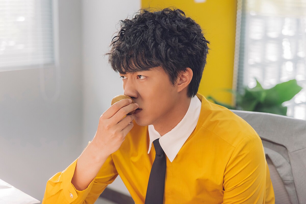 《幸福房屋事件簿》蔡凡熙被迫進行健康管理，受到陳庭妮不斷餵食水果增加維他命。