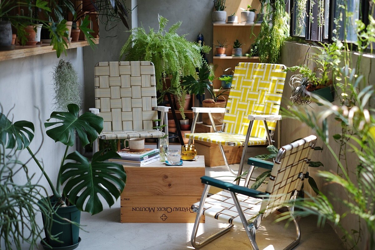 美國 Lawn Chair 編織摺疊椅高背 / 低背，各NT2,780。