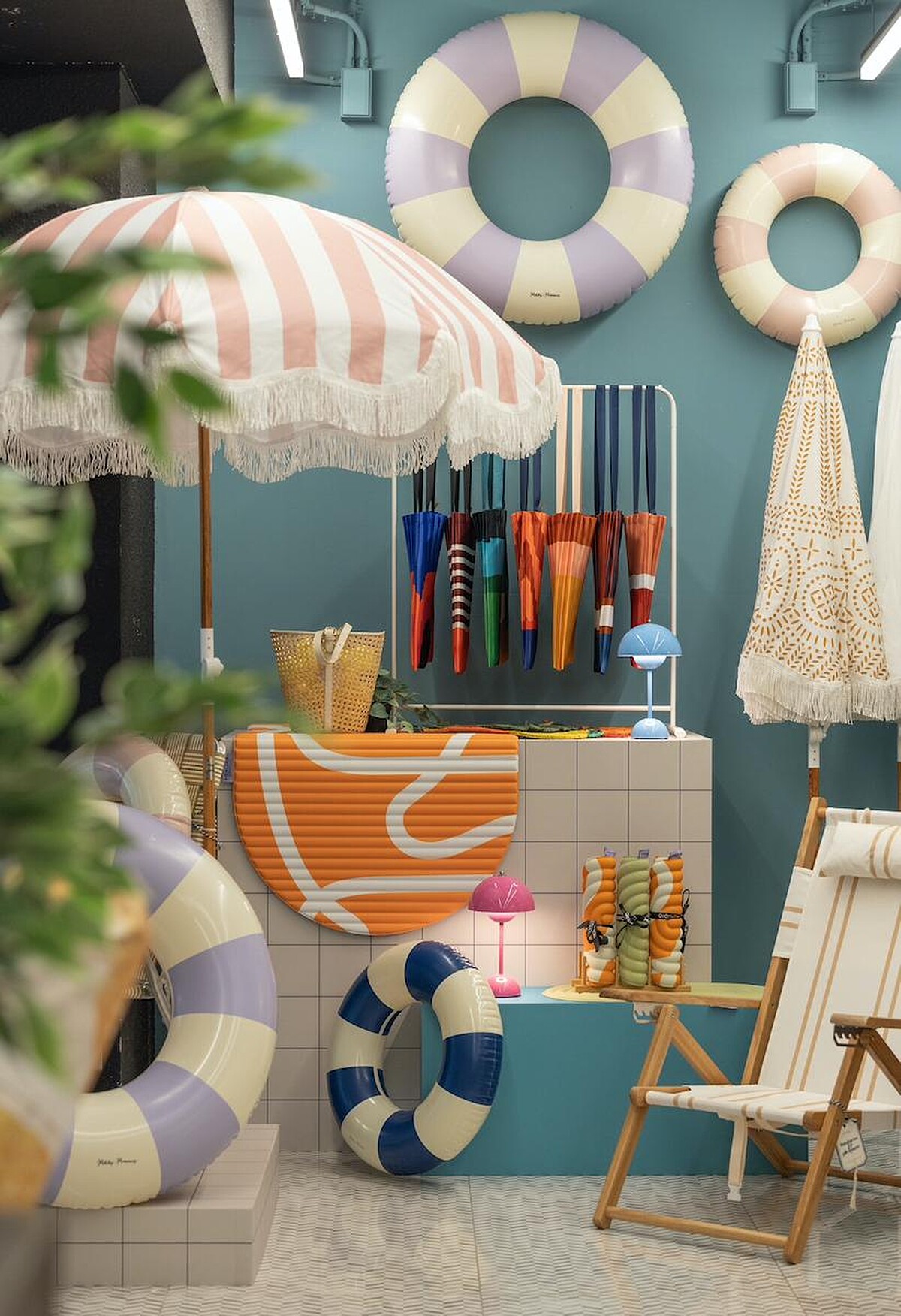 此次集聚世界各地度假氛圍強烈具象單品，帶來重返50、60年代的出遊風格配方。