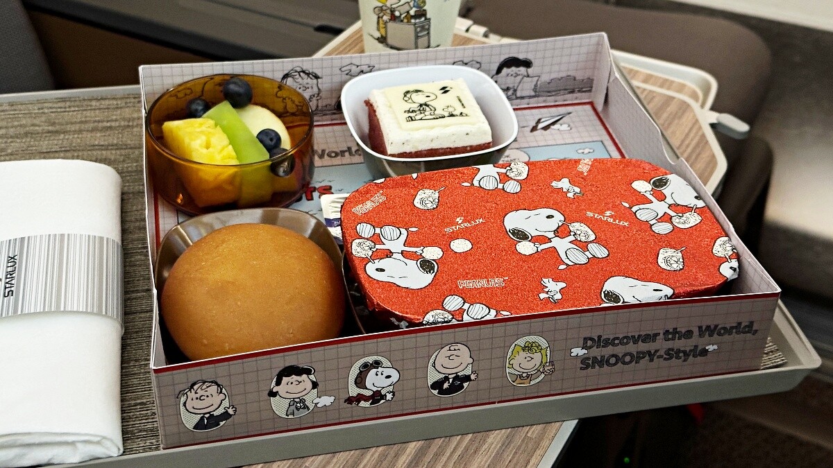 兒童餐盒內側印有《花生漫畫》經典黑白漫畫